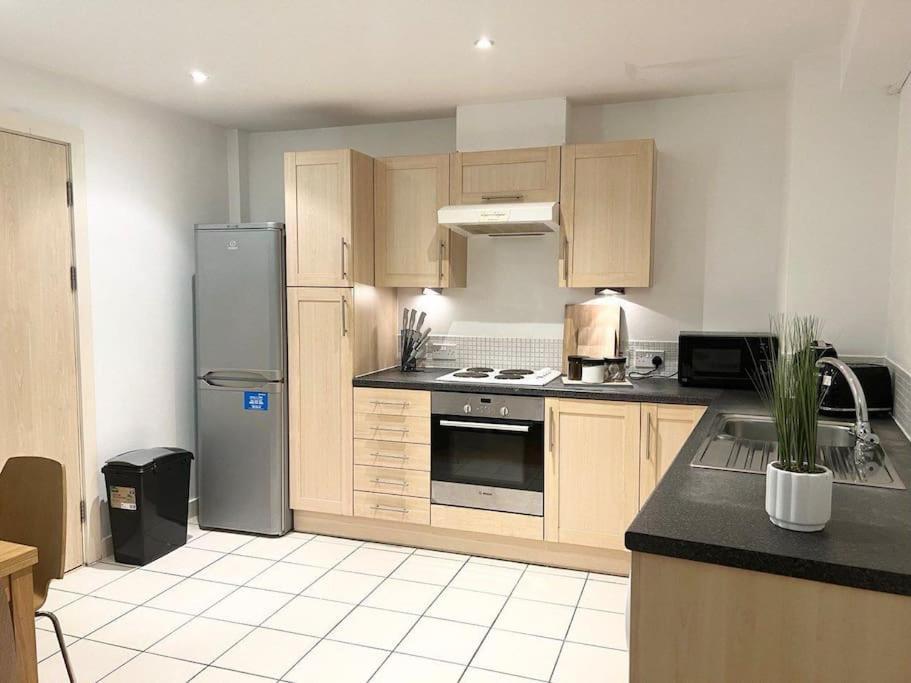 2 Bedroom City Center Apartment Манчестер Экстерьер фото