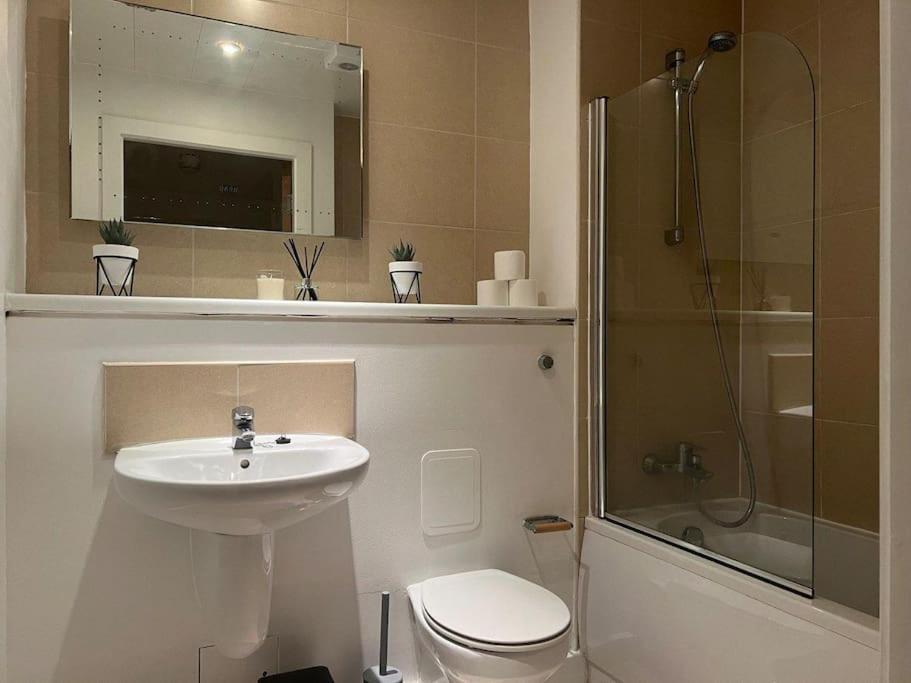 2 Bedroom City Center Apartment Манчестер Экстерьер фото