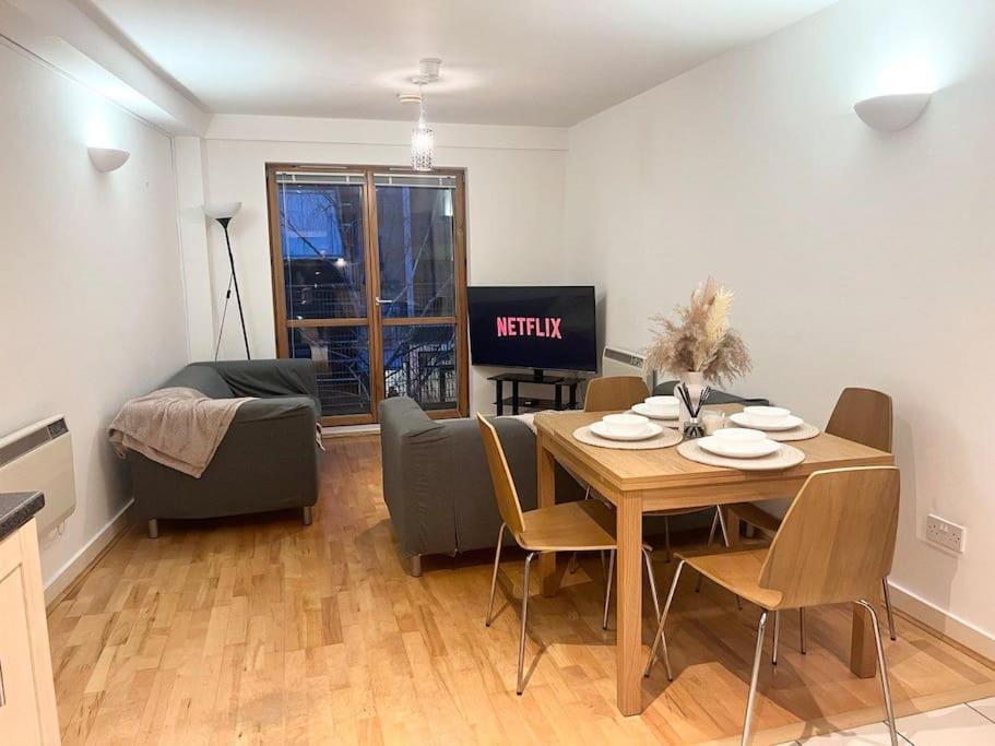 2 Bedroom City Center Apartment Манчестер Экстерьер фото