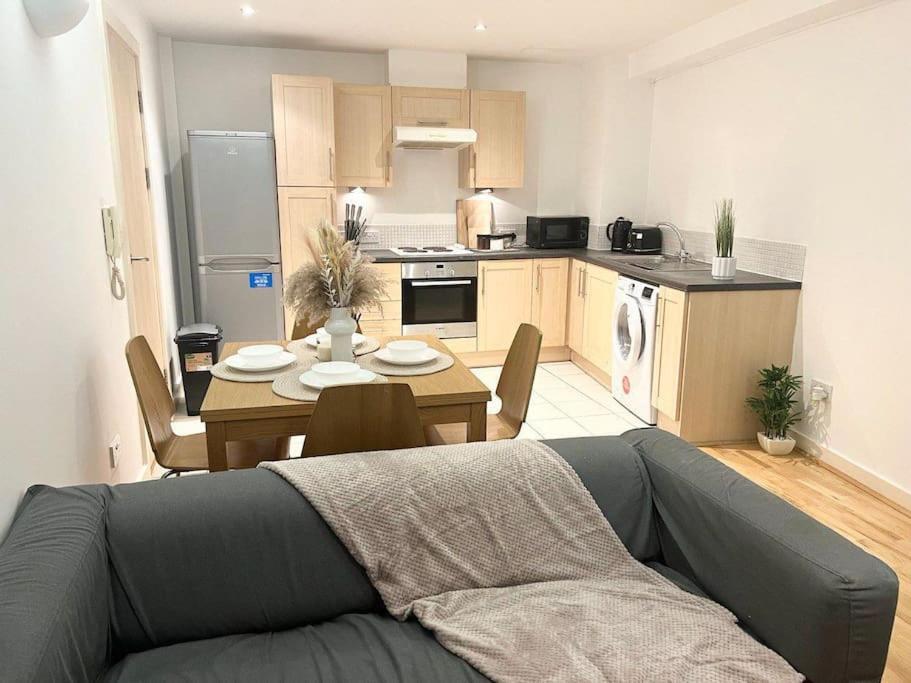 2 Bedroom City Center Apartment Манчестер Экстерьер фото